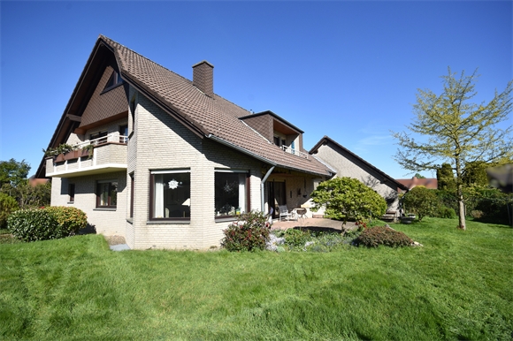 Hausansicht mit Garten Einfamilienhaus Bielefeld