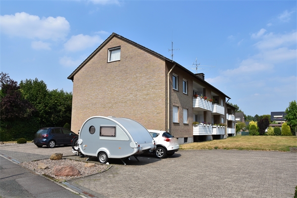 Seitenansicht mit Parkplatz Mehrfamilienhaus Bielefeld