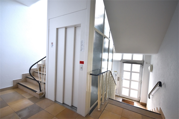 Treppenhaus mit Personenaufzug B�rohaus Steinhagen