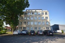 Seitenansicht mit Pkw-Stellpl� Ansprechendes B�rogeb�ude in Steinhagen