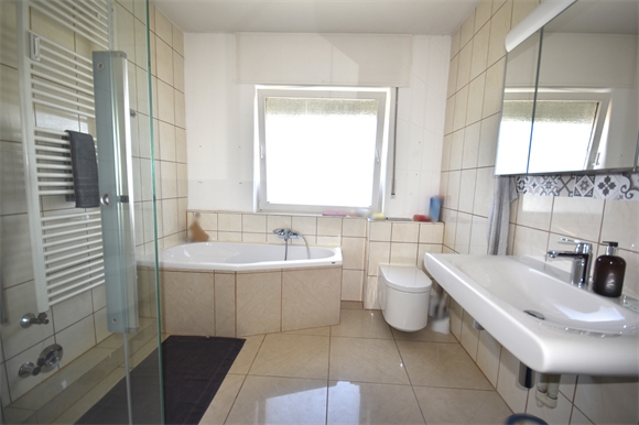Badezimmeransicht Etagenwohnung Bielefeld