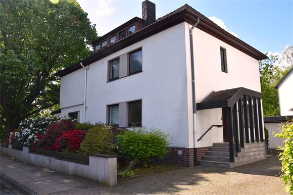 Hausansicht mit Hofbereich Einfamilienhaus Bielefeld