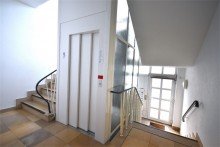 Treppenhaus mit Personenaufzug Ansprechendes B�rogeb�ude in Steinhagen